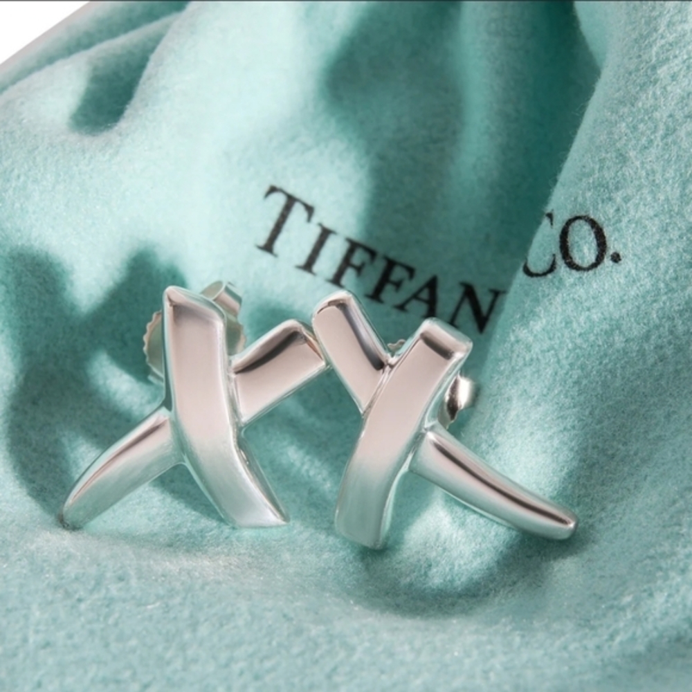 Tiffany & Co. Silver Cuff Links Elegant Accessories.